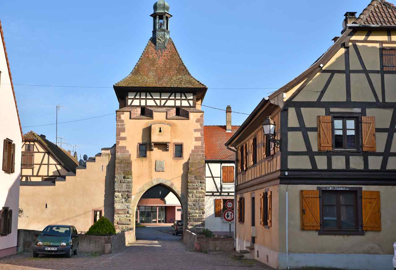 La Porte Haute date de 1400 qui défendait l'entrée du village, Guemar